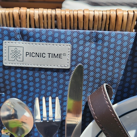 Vintage Picnic Basket - Picture 4 of 6
